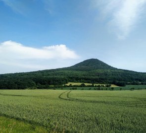 Hora Lovoš při příjezdu do obce Oparno