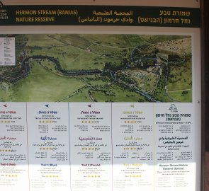 Orientační cedule u vstupu na hrad Nimrod na Golanských výšinách v Izraeli