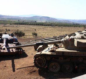 Vraky tanku T62 a Sho't u památníku OZ 77 - Údolí slz na Golanských výšinách