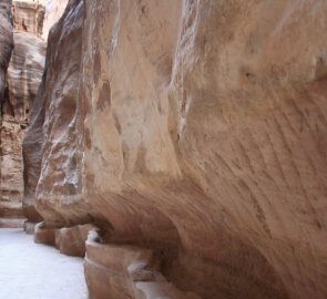 Vstupní soutězska k městě Petra v Jordánsku, zvaná Sík a napajedlo pro karavany