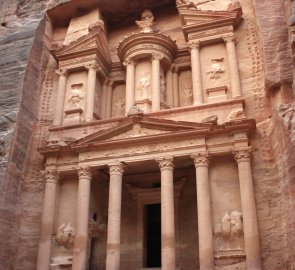Skalní město Petra - chrám Pokladnice - na výšku měří 43 metrů a na šířku přibližně 30 metrů.
