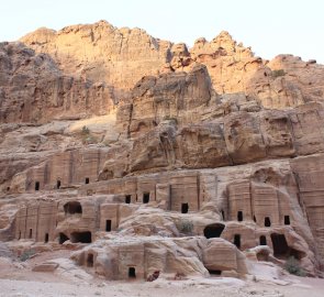 Cesta ke královským hrobkám - město Petra v Jordánsku