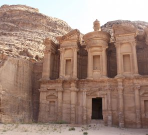 Klášter Ad-Dér na nejvyšším bodu skalního města Petra v Jordánsku (je o 2 metry vyšší než Pokladnice)