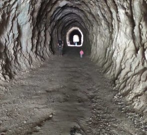 Po cestě se jde několika dlouhými tunely