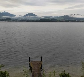 Krásný výhled na jezero Traunsee a okolní hory