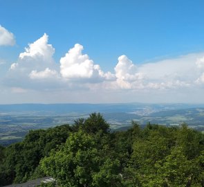 Výhled z rozhledny na Milešovce na Krušné hory