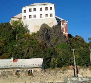 Zámek ve vesnici Milešov