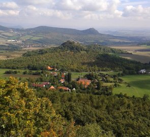 Pohled z Hrádku na vesnici Děkovka a horu Plešivec