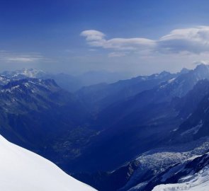 Údolí dole s Chamonix a vpravo Aiguille du Midi