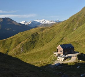 Chata Franz-Fischer-Hütte, v pozadí hora Ankogel