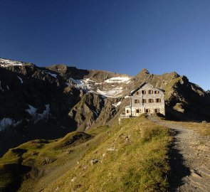 Horská chata Niedersachsenhaus, v pozadí vpravo hora Schareck