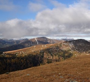 Z hřebene hor se otevíral částečný výhled na Vysoké Taury