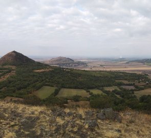 Pohled na kopce Oblík, Ranou a Milou