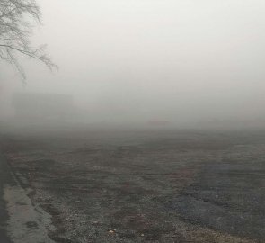 Mlha byla tak hustá, že nebylo vidět ani na konec parkoviště