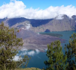 Pohled na jezero Segara Anak a menší sopku v kaldeře sopky Gunung Rinjani