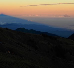 Vlevo stín Gunung Rinjani a vpravo nahoře ostrovy Gili Islands