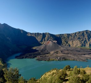 Gunung Rinjani vlevo, uprostřed v kaldeře další menší sopka