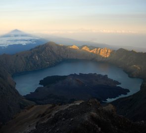 Pohled z vrcholu Gunung Rinjani na jezero Anak na ostrově Lombok