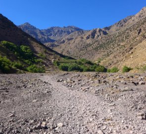 Výschlé koryto říčky Oued Rheraya při výstupu na Jebel Toubkal