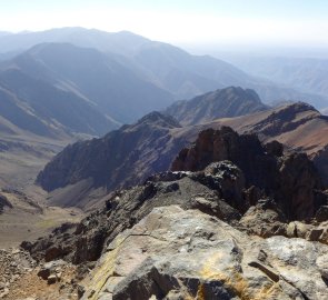 Pohled z vrcholu Jebel Toubkal 4 167 m - Maroko, Vysoký Atlas