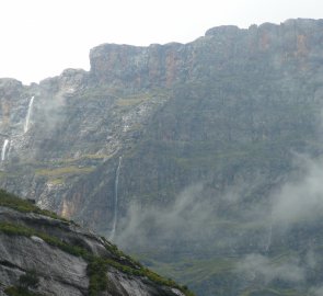 Mlha na chvíli opadla... v dálce vidíme druhý nejvyšší vodopád světa Tugela Falls alespoň se zoomem