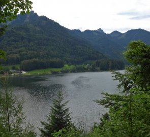 Jezero Schwarzensee v rakouském pohoří  Salzkammergut