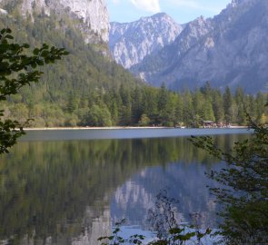 Jezero Leopoldsteiner See - dálce je vidět občerstvení Ostufer
