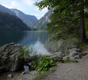 Jezero Leopoldsteiner See - severní část jezera, cesta od bistra Seestüberl