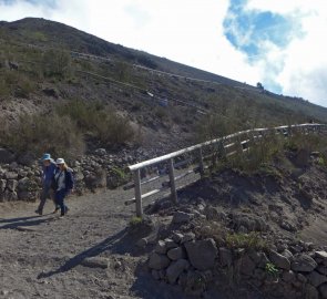 Široká kamenitá cesta ke kráteru sopky Vesuv