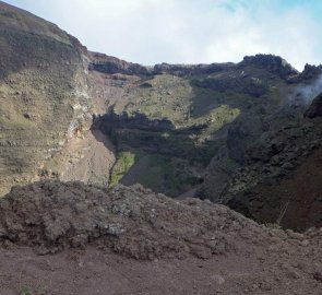Kráter sopky Vesuv, vpravo pak oblaka síry