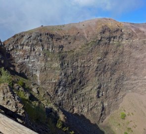 Pohled na vrchol a kalderu sopky Vesuv
