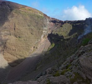 Pohled do kaldery sopky Vesuv, vpravo sirná oblaka