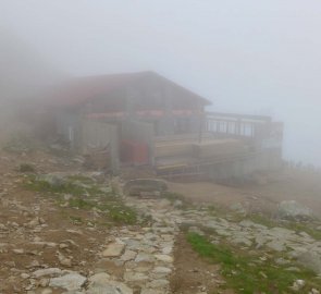 Kamenná chata pod Chopkom v mlze