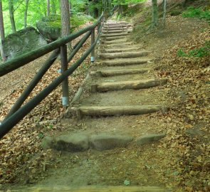 Kamenné schody cestou na Pravčickou bránu - nevhodné pro kočárek
