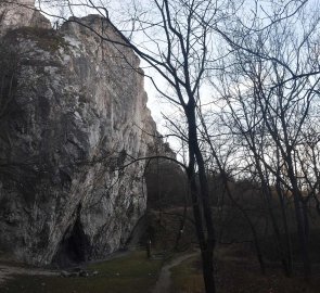 Cesta kolem skalní věže Obří kámen