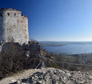 Zřícenina hradu Děvičky v CHKO Pálava