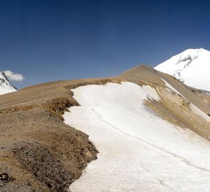 Pohled ze sedla Irikčat na Elbrus a jeho ledovec