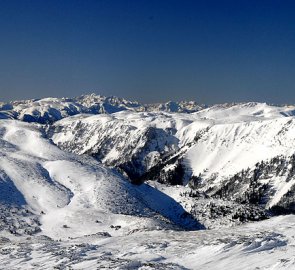 Hora Heukuppe 2 007 m n. m., v pozadí pohoří Schnee Alpe a Hochschwab