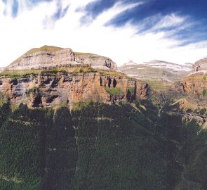 Panoramatický pohled na kaňon Faja de Pelay v Národním parku Ordesa y Monte Perdido