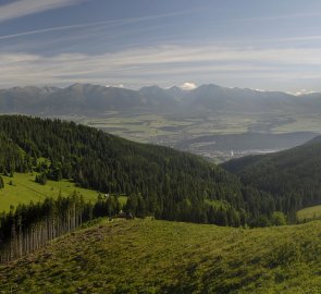 Pohled na Západní Tatry a Vysoké Tatry během výstupu na horu Slemä