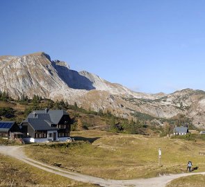 Horská osada Sonnschien, v pozadí hora Ebenstein