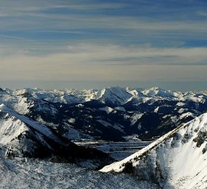 Zimní Alpy, vlevo Eisenerzer Reichenstein, vpravo Národní park Gesäuse