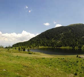 Jezero Grosser Winterleiten See a hora Schlosser Kogel v Seetalských Alpách