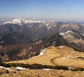 Pohled z hřebene na Dürrenstein a pás Severních vápencových Alp