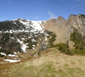 Pohled ze sedla Leobnertörl na horu Leobner a kotel, kterým vede výstup na vrchol