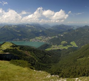 Jezero Wolfgangsee v pohoří Salzkammergutberge