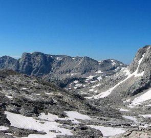 Hora Schermberg a kamenitá krajina pohoří Totes Gebirge během výstupu na Grosser Priel