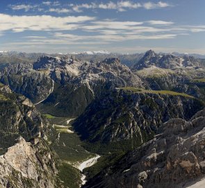 Pohled na Sextenské Dolomity, uprostřed Monte Piana, vpravo Tre Cime