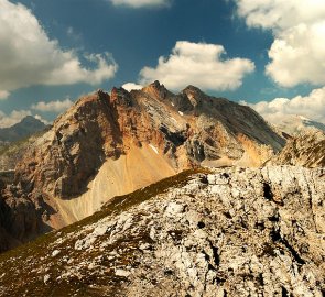 Pohled z hory Lavinores 2 642 m. na skupinu Gruppo delle Lavinores a Tofany