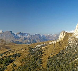 Hory Marmolada a Cima Setsass během výstupu na Sass de Stria v Dolomitech
